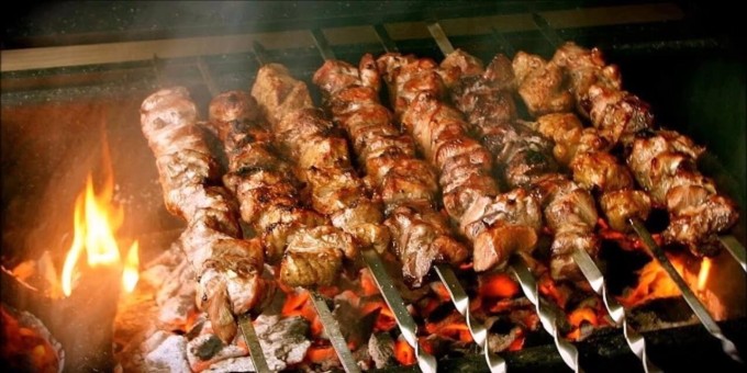 Онкологи предупредили об опасности шашлыка