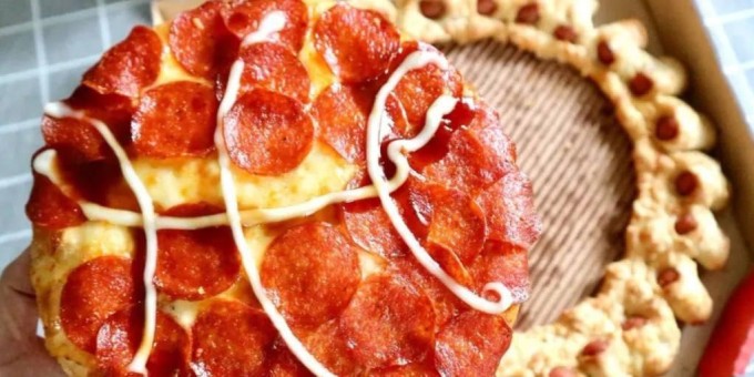 Pizza Hut на Тайване начали продавать пиццу в форме баскетбольного мяча в кольце