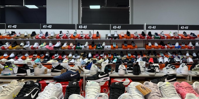 Большой выбор спортивной обуви и одежды со скидкой до 70% в спортивном стоке