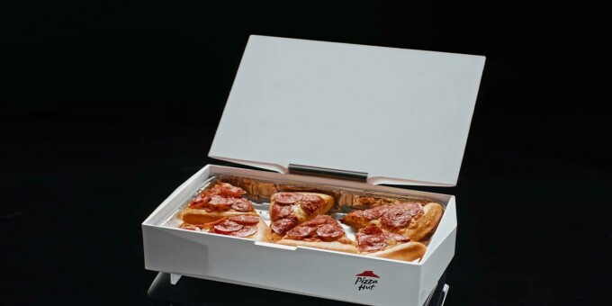 Pizza Hut представила чехол для PS5, который подогревает пиццу