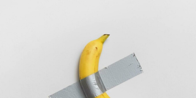 Приклеенный к стене банан продали на торгах за $6,2 миллиона